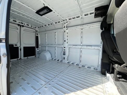 Used 2025 RAM ProMaster 2500 w/ Convenience Group FWD image 3