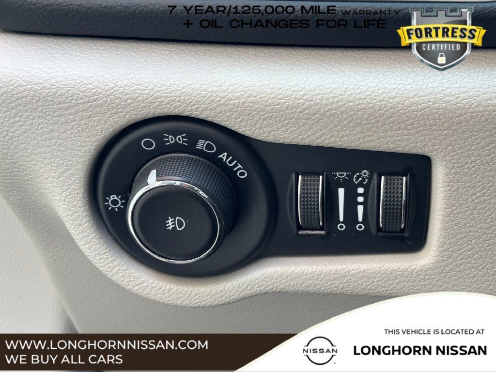 Used 2023 Chrysler Pacifica Touring-L FWD image 18