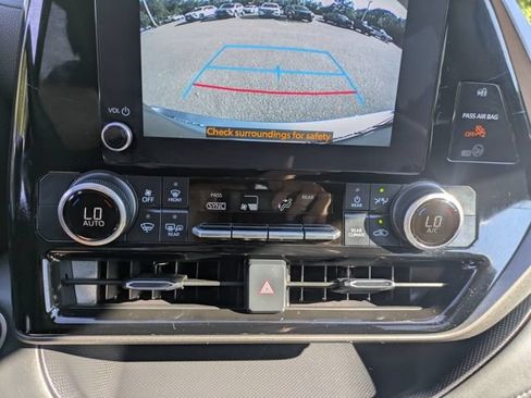 Used 2024 Toyota Highlander LE AWD/4WD image 31