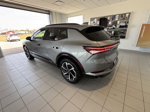 Used 2025 Chevrolet Equinox EV RS w/ Convenience Package II image 3