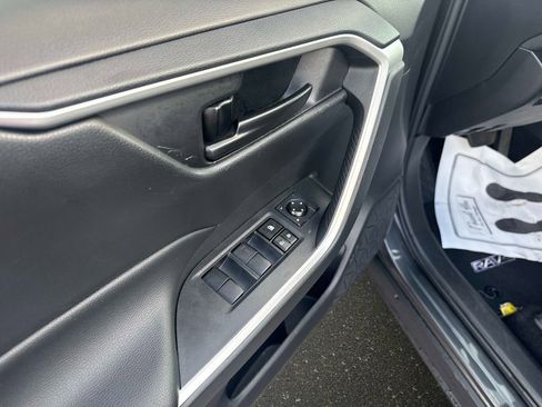 Used 2021 Toyota RAV4 LE image 18