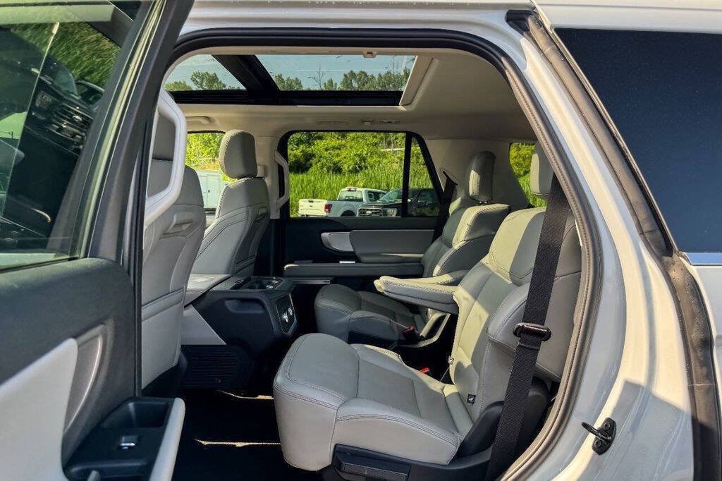 Used 2025 Ford Expedition Active AWD/4WD image 23