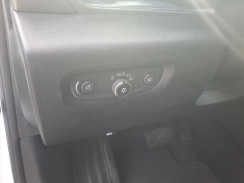 Used 2020 Chevrolet Traverse LT image 19