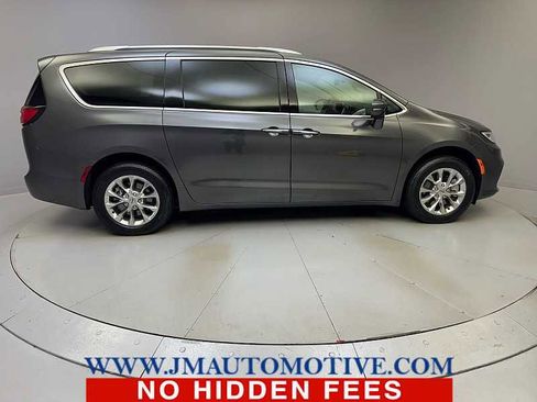 Used 2021 Chrysler Pacifica Touring-L image 6