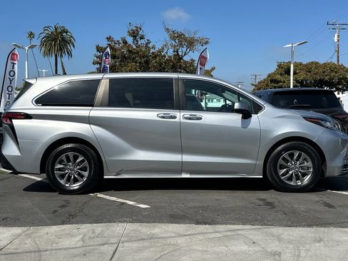 Used 2022 Toyota Sienna XLE image 3