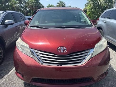 Used 2013 Toyota Sienna XLE FWD image 2