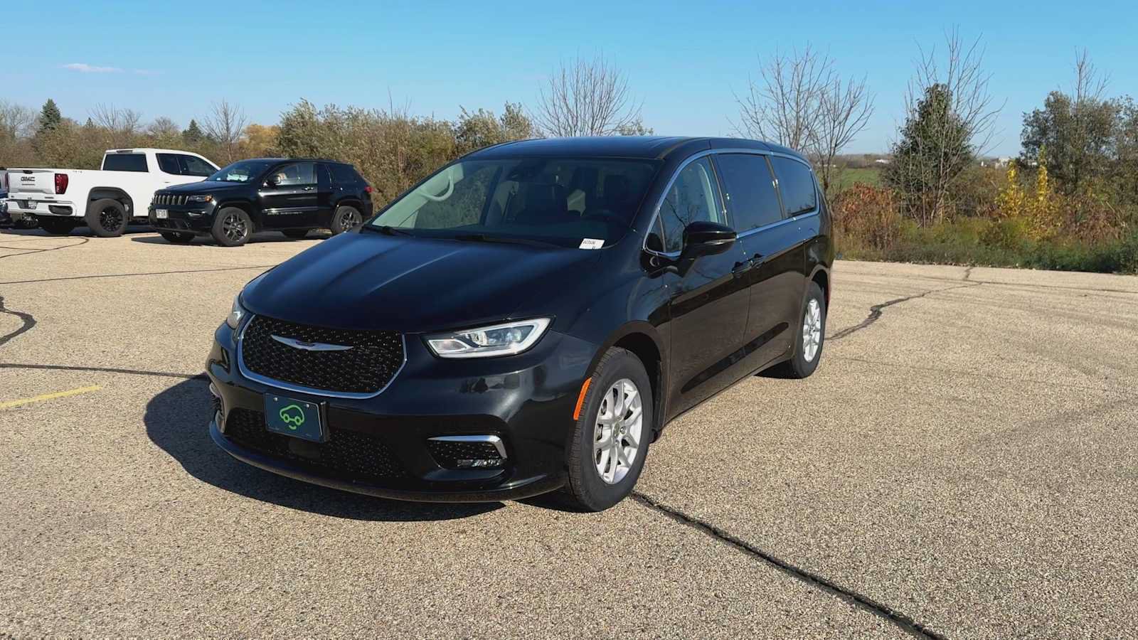Used 2023 Chrysler Pacifica Touring-L w/ Uconnect Theater Family Group FWD image 6