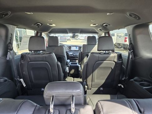 New 2026 Chrysler Pacifica Select image 12
