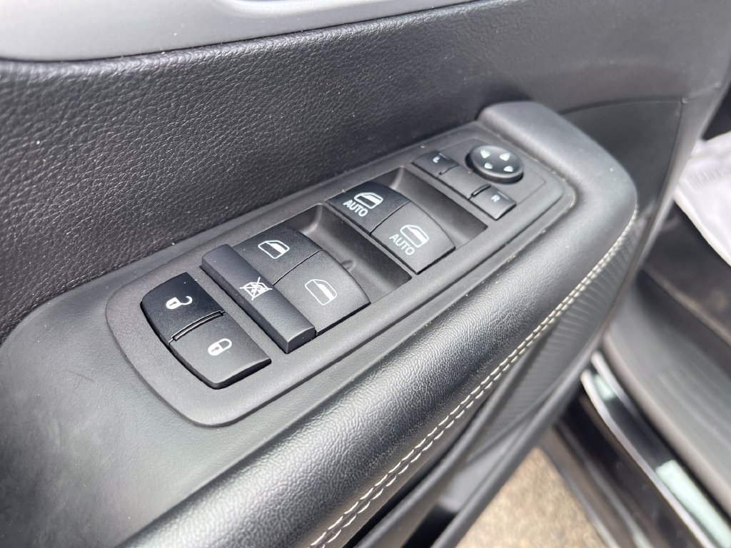 Used 2024 Chrysler Pacifica Touring FWD image 13