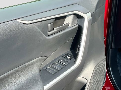 Used 2022 Toyota RAV4 LE image 17