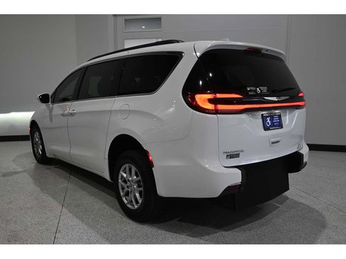 Used 2022 Chrysler Pacifica Touring-L FWD image 8
