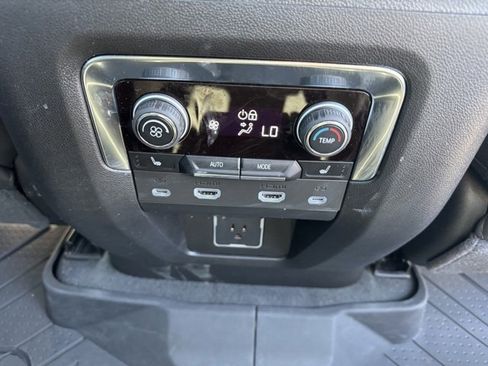 Used 2024 Chevrolet Suburban High Country w/ Advanced Technology Package image 38