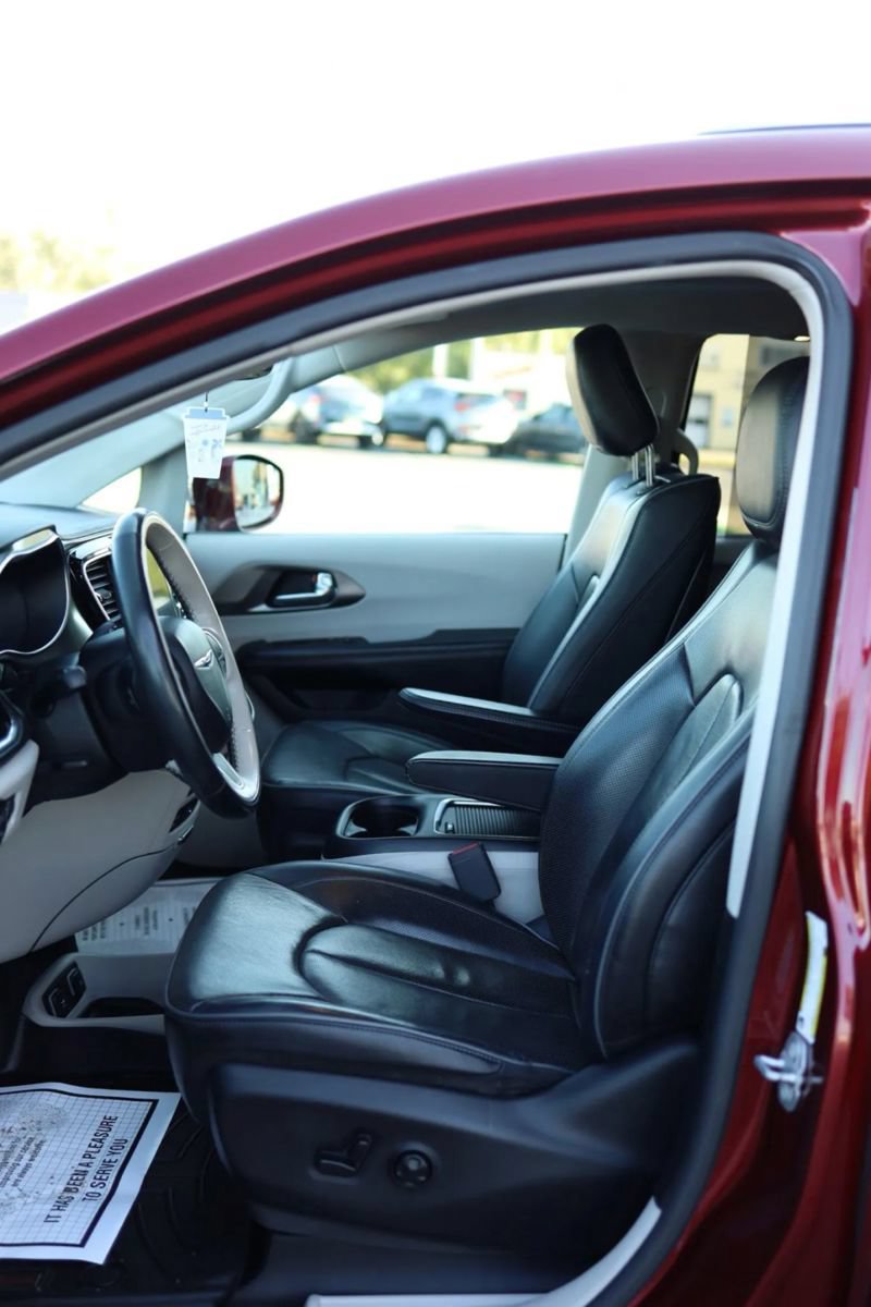 Used 2019 Chrysler Pacifica Limited FWD image 16