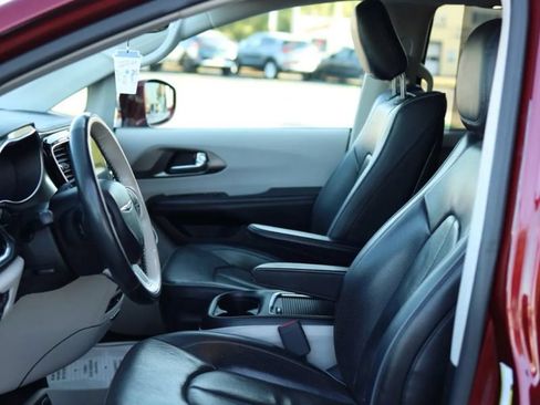 Used 2019 Chrysler Pacifica Limited FWD image 16