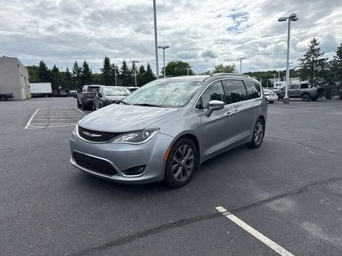 Used 2020 Chrysler Pacifica Limited w/ Tire & Wheel Group FWD image 3