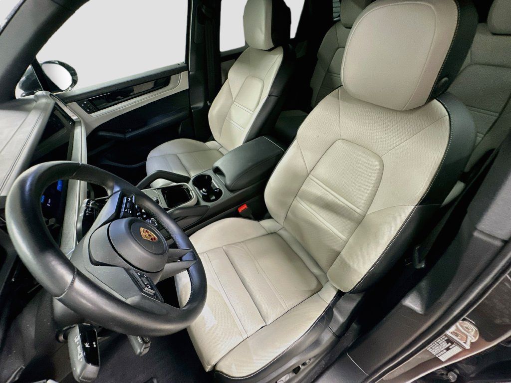 Certified 2024 Porsche Cayenne AWD/4WD image 5