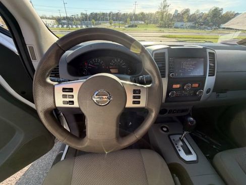 Used 2020 Nissan Frontier SV w/ Midnight Edition Floor Mats image 10