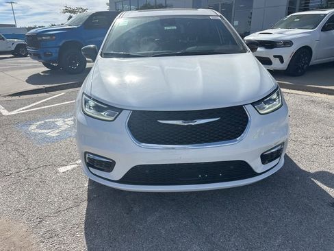 New 2026 Chrysler Pacifica Select image 9