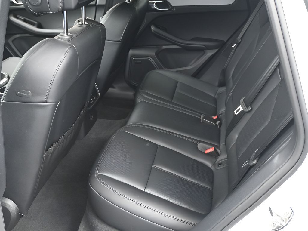 Certified 2026 Porsche Macan AWD/4WD image 7