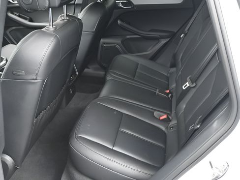 Used 2026 Porsche Macan AWD/4WD image 7