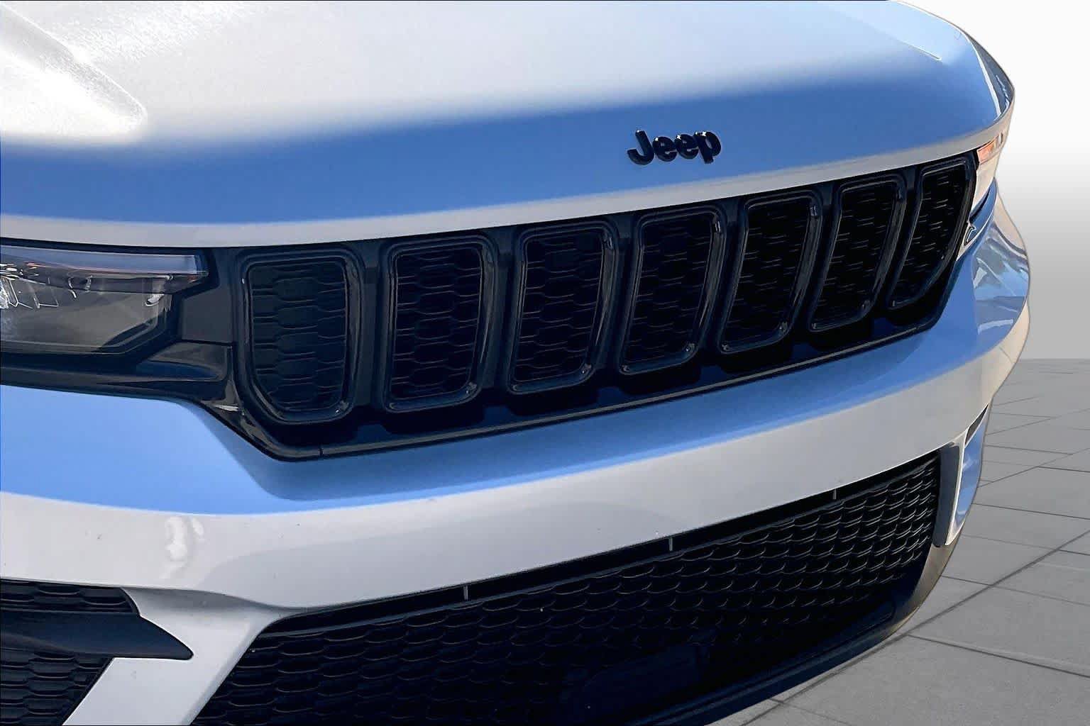 Used 2025 Jeep Grand Cherokee Altitude AWD/4WD image 29