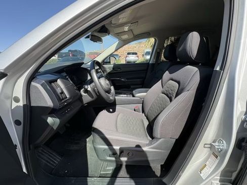 Used 2025 Nissan Pathfinder SV AWD/4WD image 9