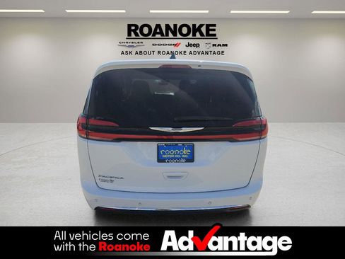 Used 2024 Chrysler Pacifica Touring-L w/ Uconnect Theater Family Group FWD image 12