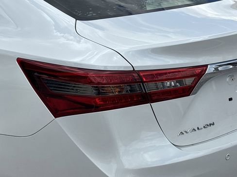 Used 2018 Toyota Avalon Limited FWD image 7