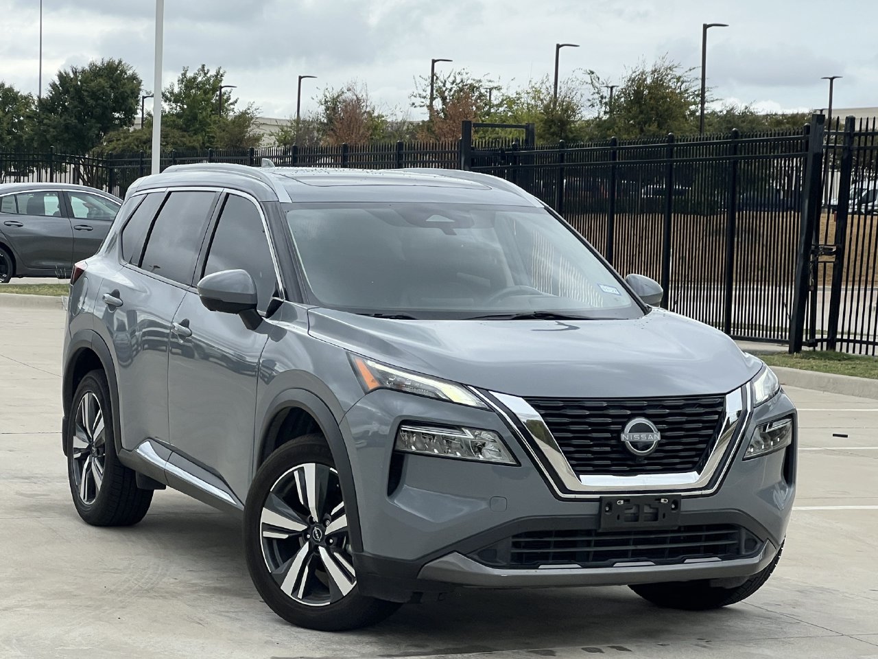 Used 2023 Nissan Rogue SL FWD image 2
