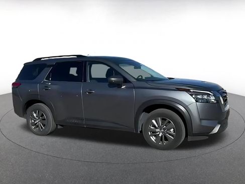 Used 2025 Nissan Pathfinder SV image 16