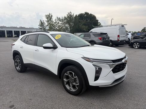 Used 2025 Chevrolet Trax LT FWD image 9