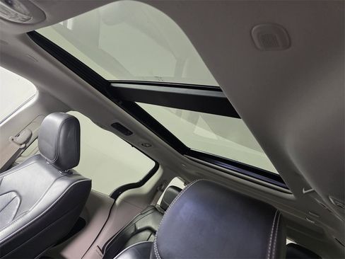 Used 2023 Chrysler Pacifica Limited image 13