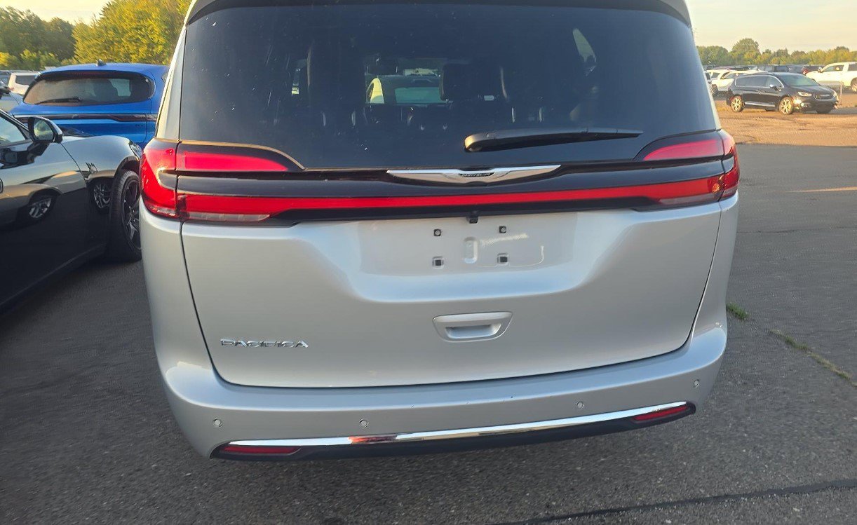 Used 2026 Chrysler Pacifica Select FWD image 5