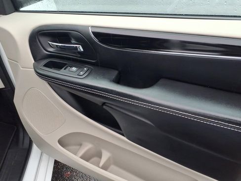 Used 2016 Dodge Grand Caravan SE FWD image 19