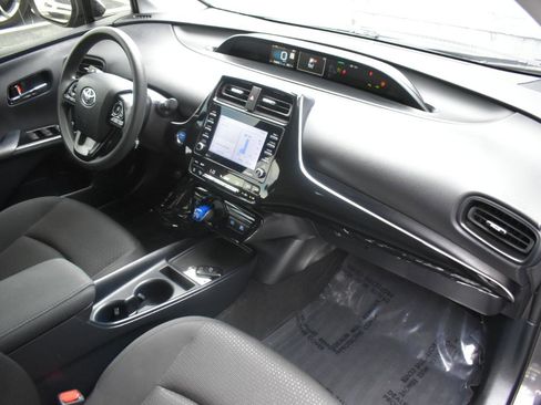 Used 2022 Toyota Prius LE FWD image 18
