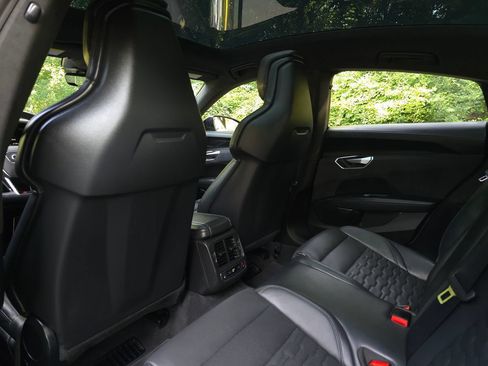 Used 2022 Audi RS e-tron GT w/ Carbon Performance Package AWD/4WD image 13