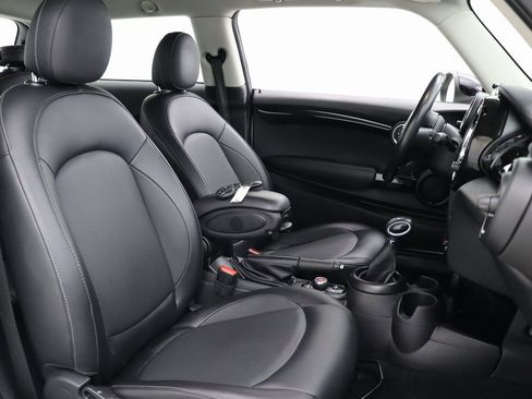 Used 2019 MINI Cooper 2-Door Hardtop image 18