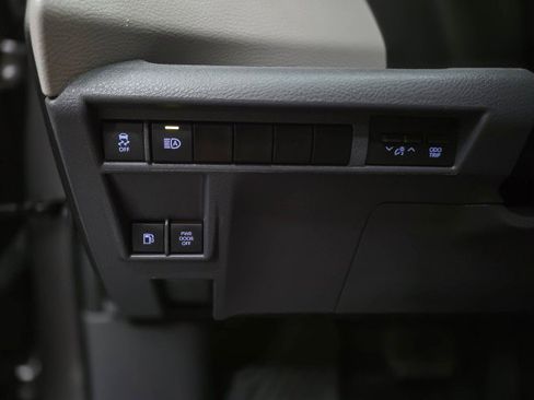 Used 2023 Toyota Sienna XLE FWD image 32