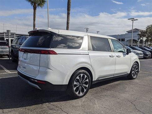 Used 2024 Kia Carnival EX image 4