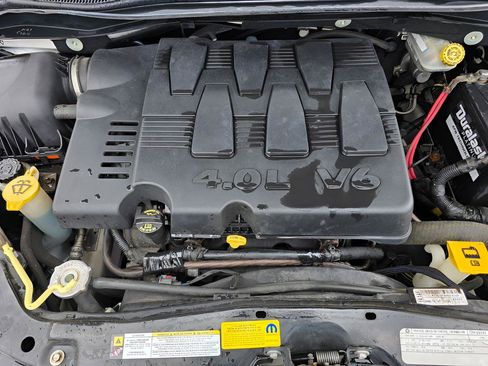Used 2009 Chrysler Town & Country Limited w/ Entertainment Group #3 FWD image 10