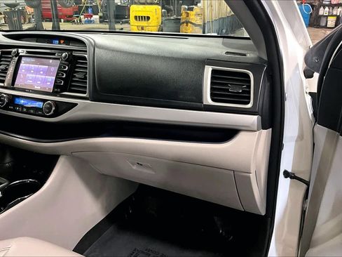 Used 2014 Toyota Highlander XLE image 19