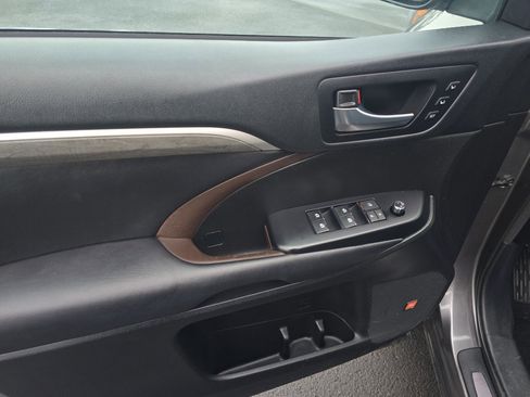 Used 2018 Toyota Highlander Limited Platinum image 11