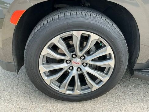 Used 2021 GMC Yukon Denali w/ Advanced Technology Package image 5