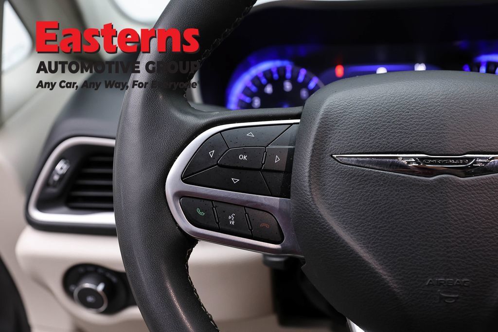Used 2023 Chrysler Pacifica Touring-L FWD image 17