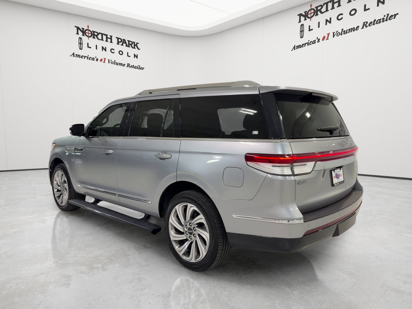 Used 2023 Lincoln Navigator 4WD image 3