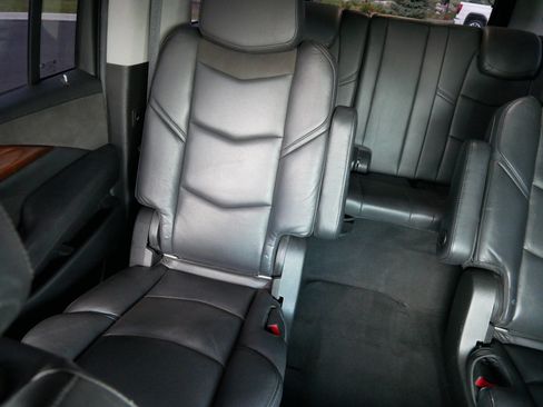 Used 2019 Cadillac Escalade ESV Luxury AWD/4WD image 13
