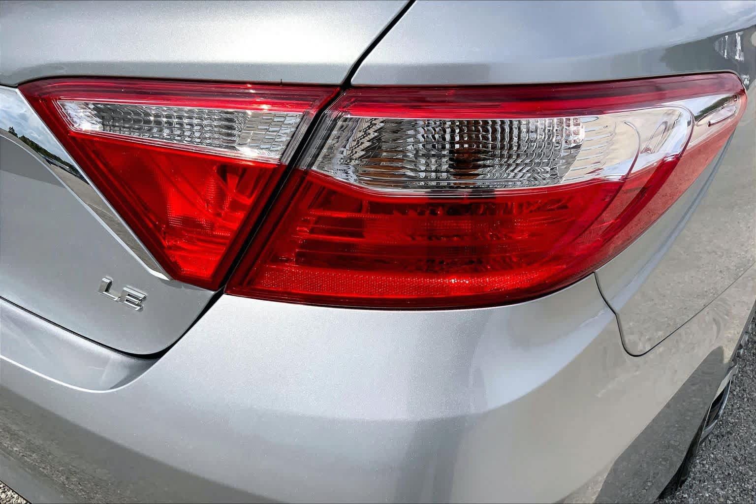 Used 2015 Toyota Camry LE FWD image 30