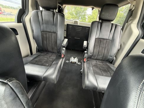 Used 2017 Dodge Grand Caravan SXT FWD image 29
