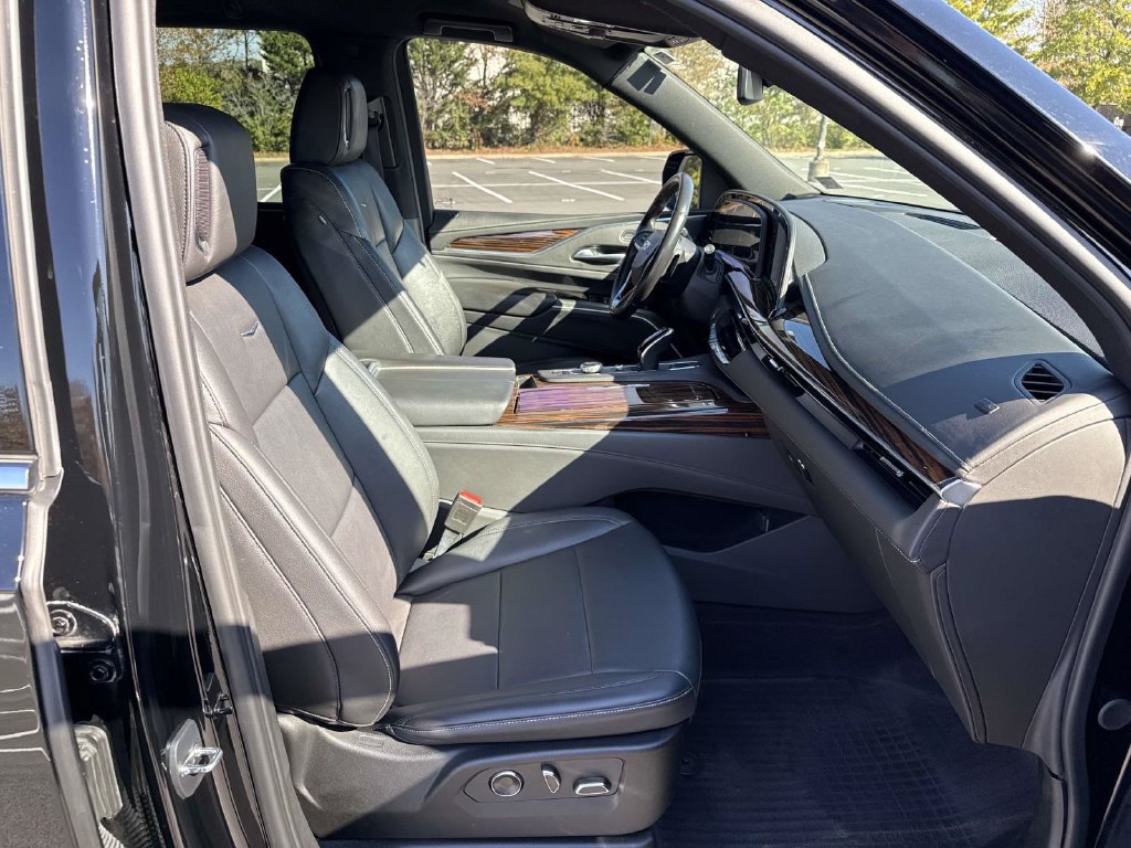Used 2023 Cadillac Escalade ESV Luxury AWD/4WD image 7