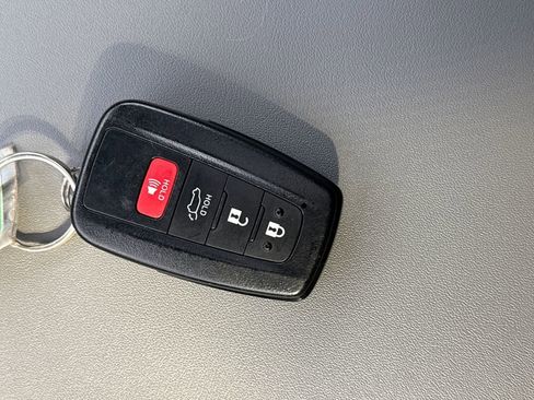 Used 2020 Toyota Highlander XLE image 54